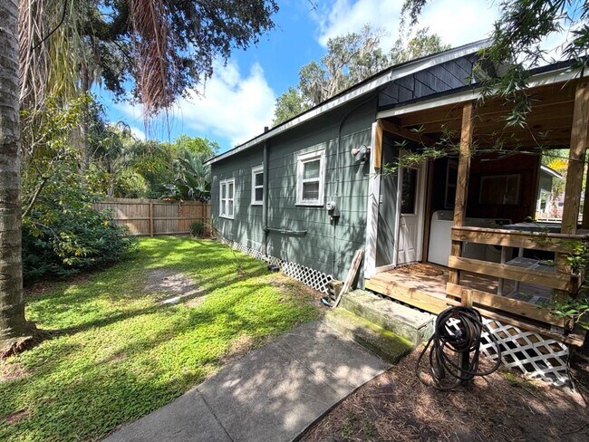 Building Photo - Available fully furnished or unfurnished, this beautifully renovated 3-bedroom, 1.5-bathroom home...