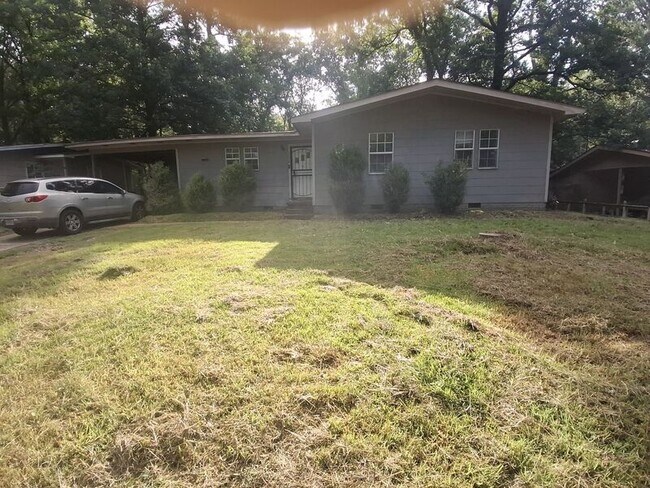Building Photo - 3058 Woodside Dr
