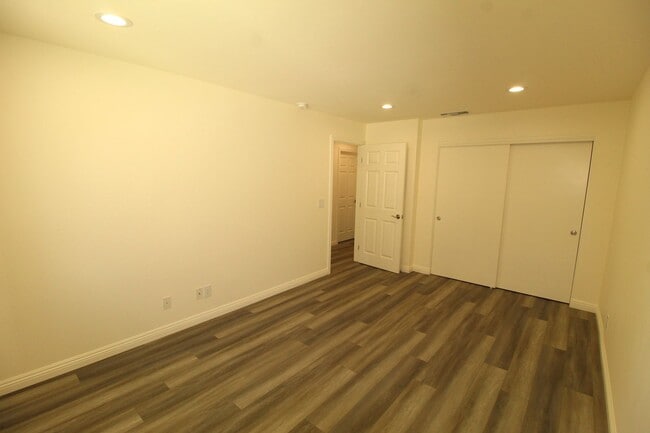 Building Photo - Remodeled 2+1 Upstairs Parkside Condo