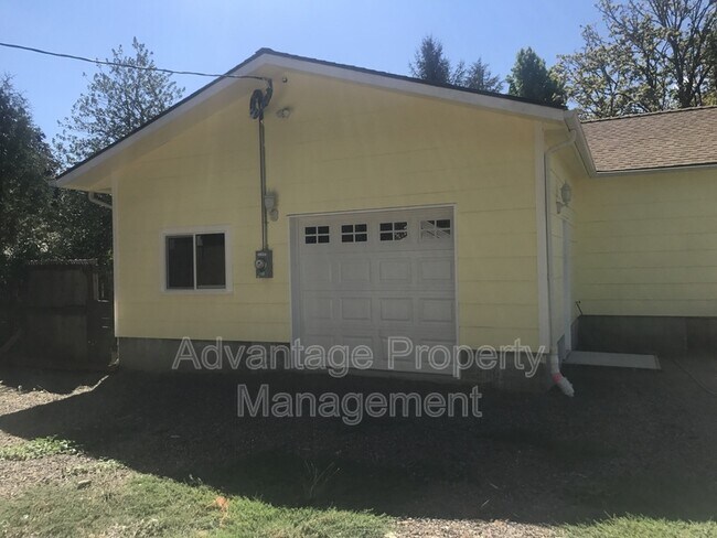 Building Photo - 615 SE Atwood Ave