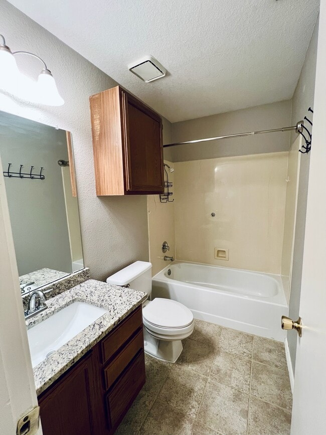 Building Photo - 759 Meadowcreek Ct