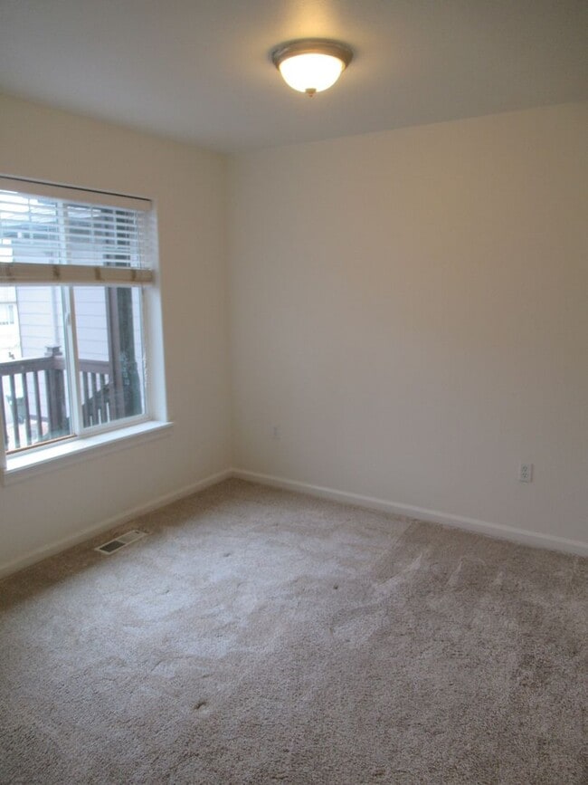 Building Photo - Large Four Bedroom in South Salem