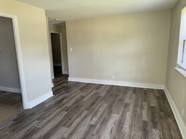Building Photo - MOVE IN READY!! BACK ON THE MARKET!!