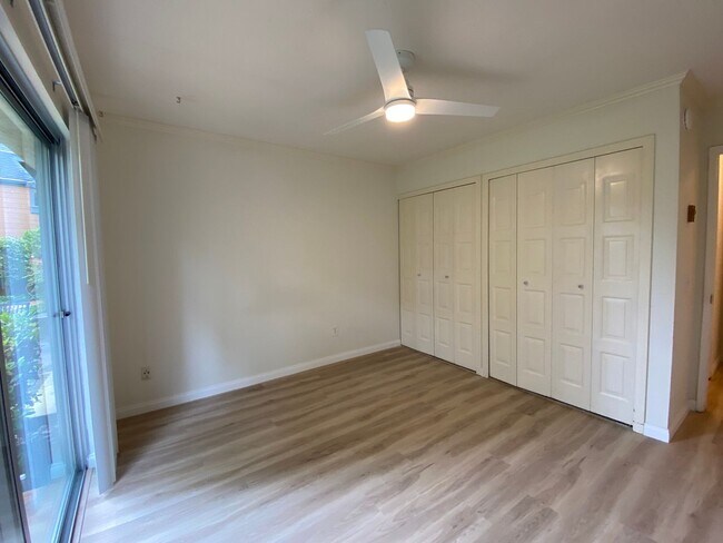 Building Photo - Spacious 2 Bedroom/ 2 Bath in the Highly D...