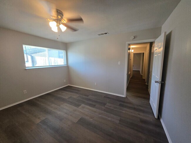 Building Photo - 3221 Dreeben Dr