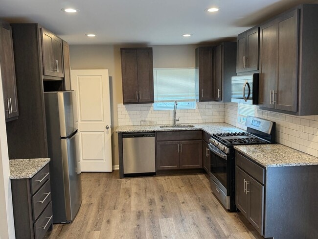 Building Photo - Rehabbed Spacious 3 BR/2.5 BAHouse - Northwoods