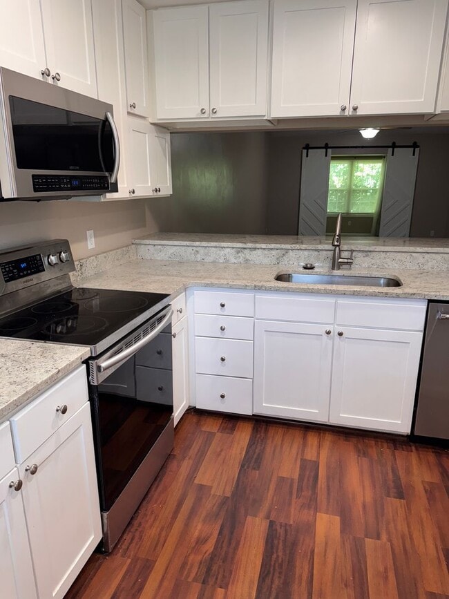 Building Photo - 2 Bedroom || 2 Bathroom - Single Level Tow...