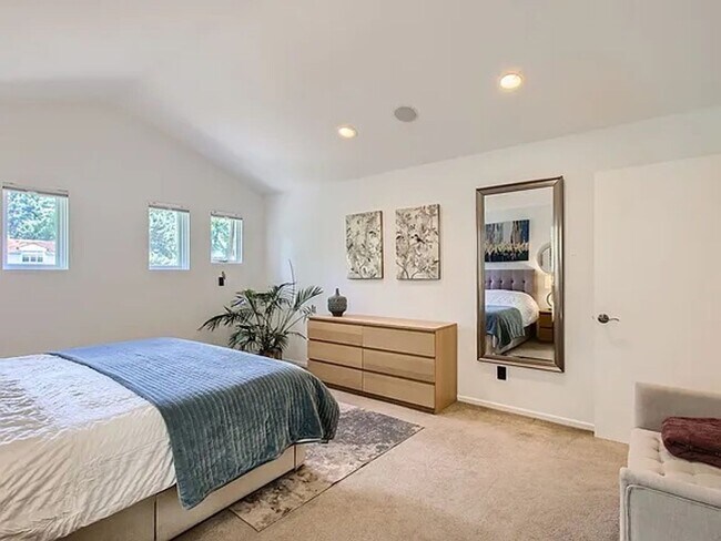 Building Photo - Fully Furnished Beautiful, 3 bedroom/2.5 F...