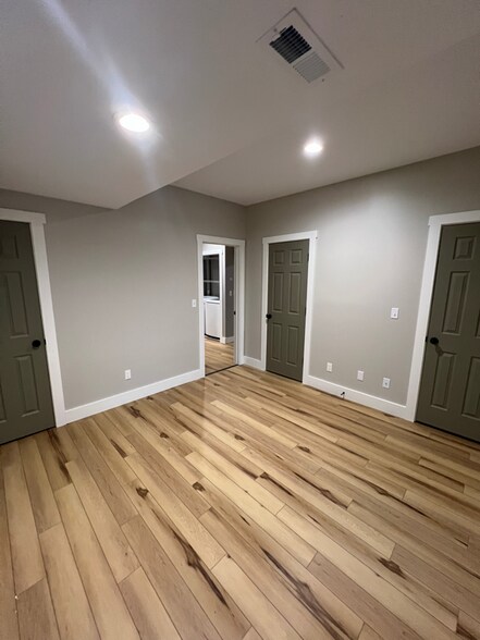 Building Photo - 704 W 15th St