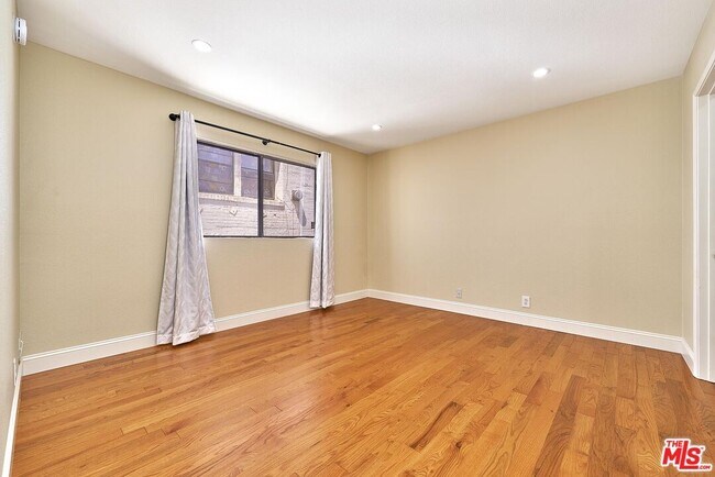 Building Photo - 326 S Manhattan Pl