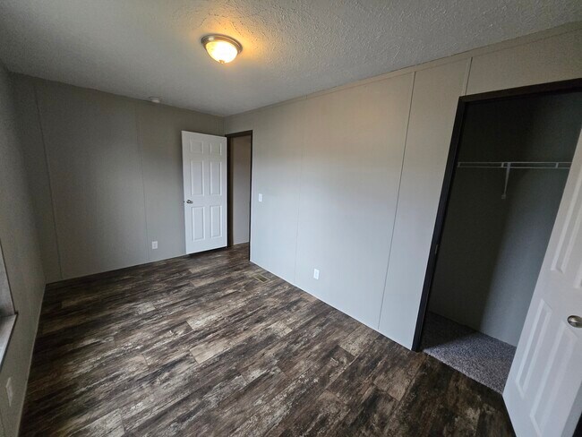 Building Photo - 6001 E Maple