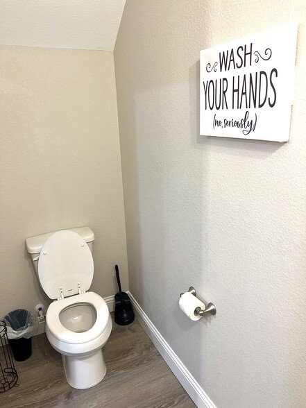 Half bathroom - 5830 Grayson St