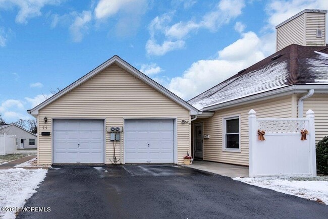 Building Photo - 11 Sutton Dr