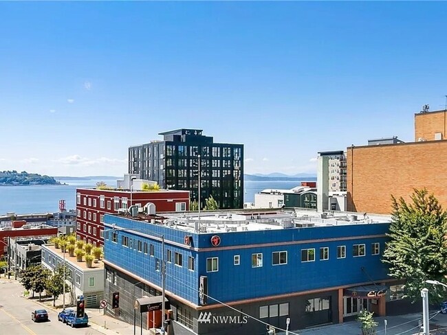 Building Photo - 1 Bedroom Condo  Seattle + FREE Parking