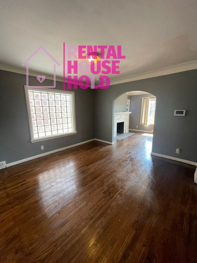 Building Photo - 3 BEDROOM 2 BATH BUNGALOW FREE PRE-SCREEN