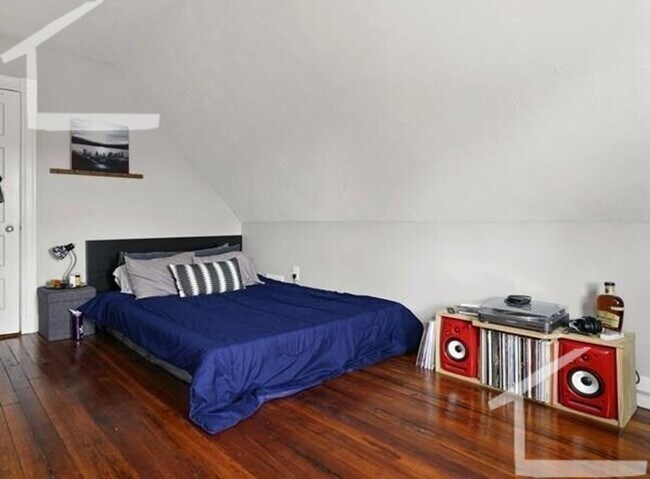 Building Photo - Spacious Davis Sq. House w Laundry in Unit...