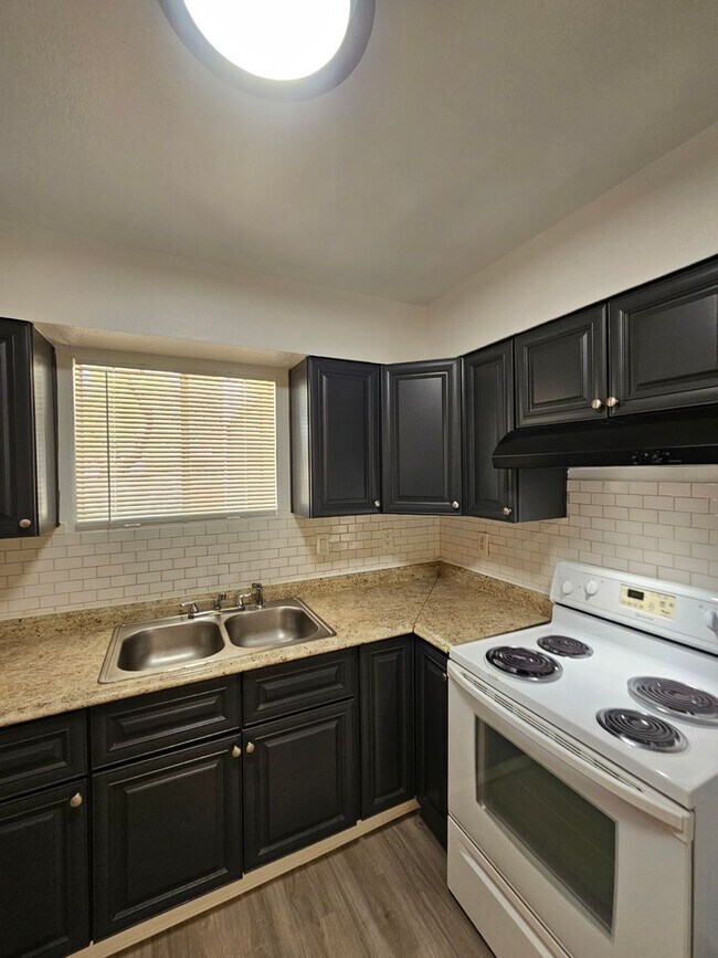 Building Photo - 1715 E Pepper Cir