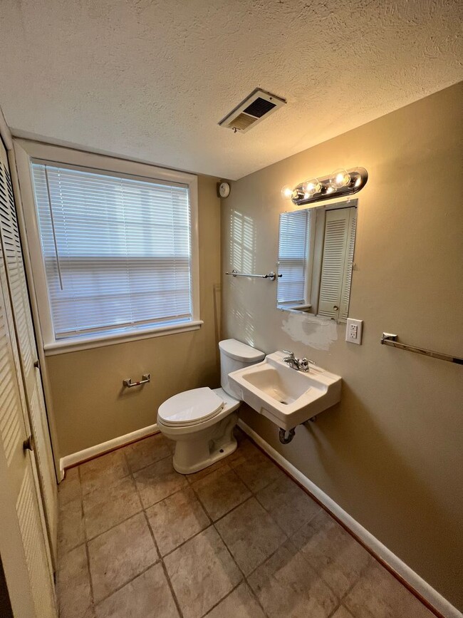 Building Photo - Adorable home in Highview