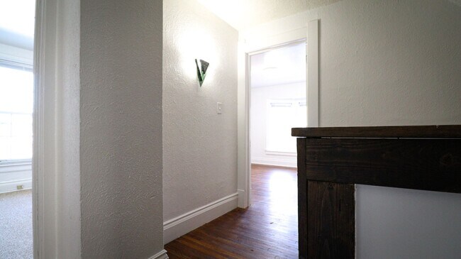 Building Photo - 3 Bedroom House