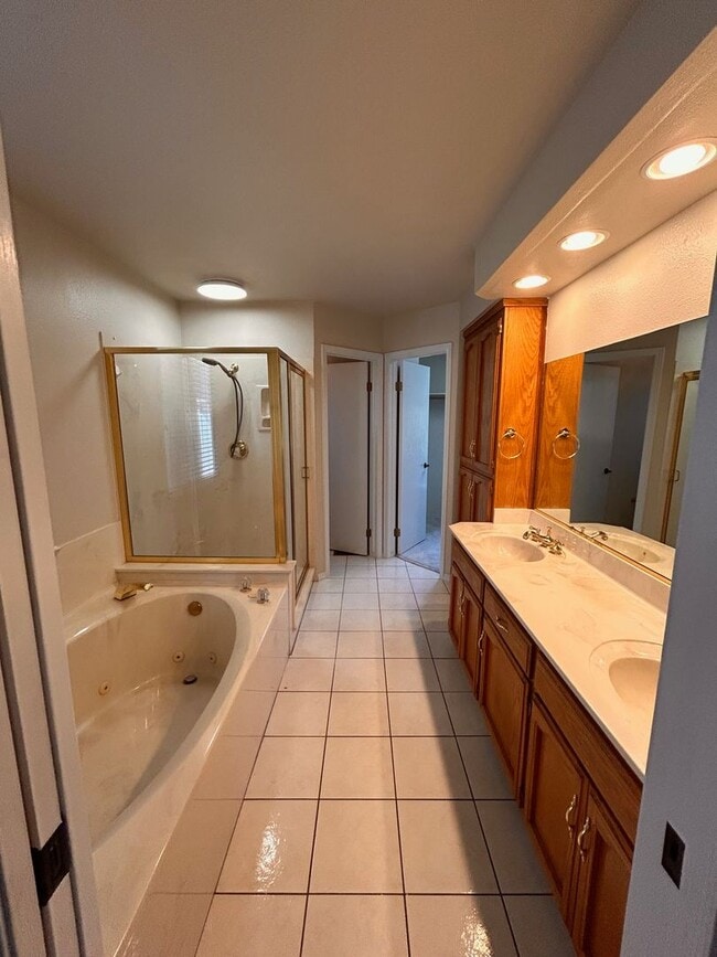 Building Photo - Beautiful home for rent in Visalia!