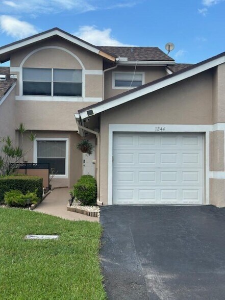 Primary Photo - 1244 W Lakes Dr