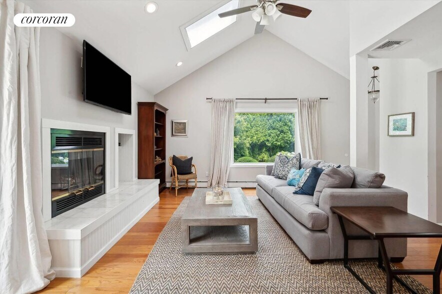 Building Photo - 3 Carriage Ln