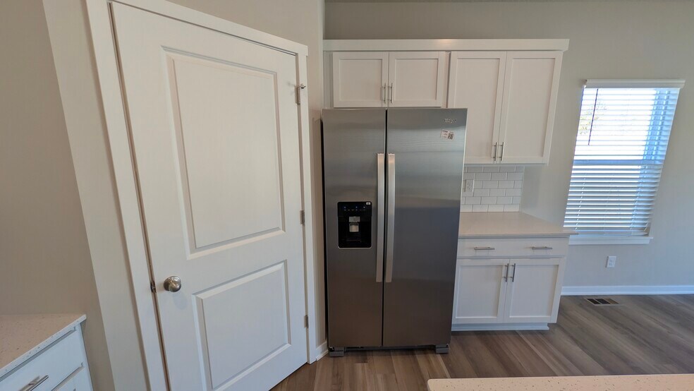 Building Photo - 449 Meadows Ct