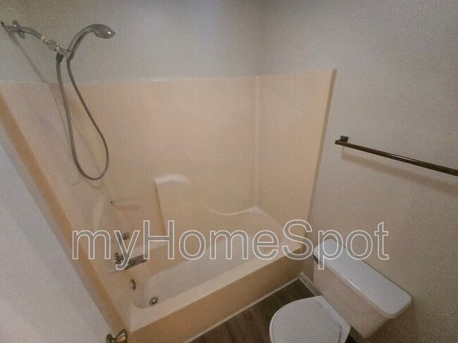 Building Photo - 8430 Country Walk Dr