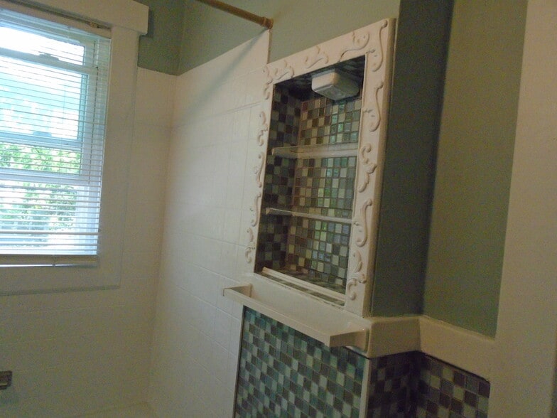 Tiled bath shelf - 100 N. 33rd St., Apt 3