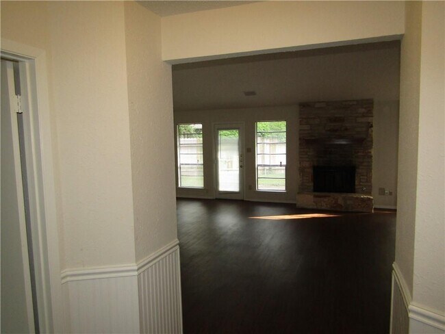 Building Photo - 405 Arrow Head