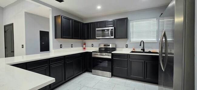 Building Photo - 600 Zeneta Ave