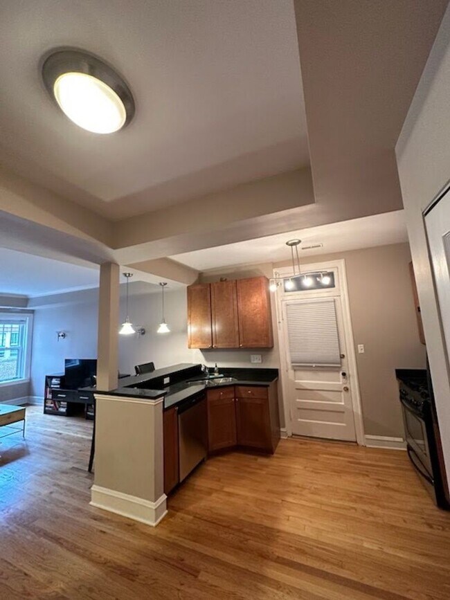 Building Photo - Oak Park Apartment!