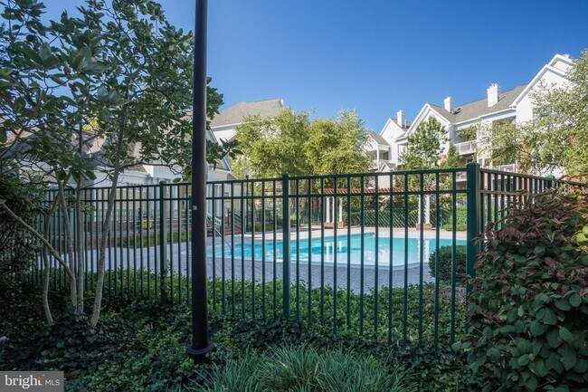 Building Photo - 2204 Westcourt Ln