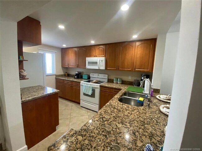 Building Photo - 10102 S Ocean Dr