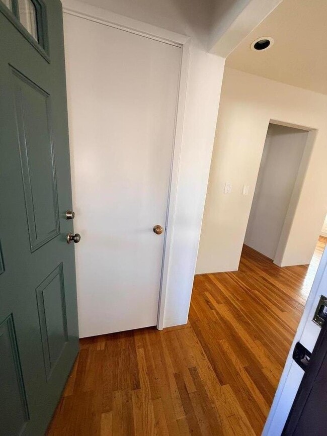 Building Photo - 666 Hope St