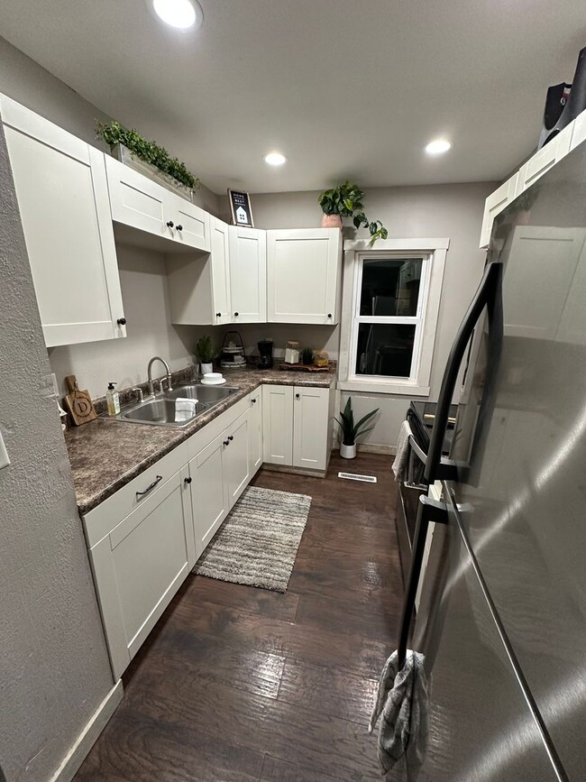 Building Photo - Remodeled 3 bed, 1 bath home for rent.