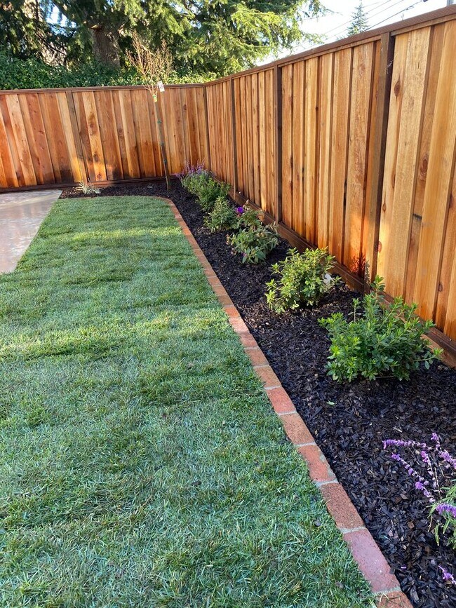 Building Photo - 616 N Claremont St