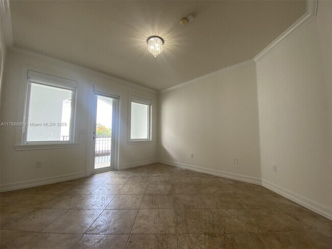 Building Photo - 2422 S Miami Ave
