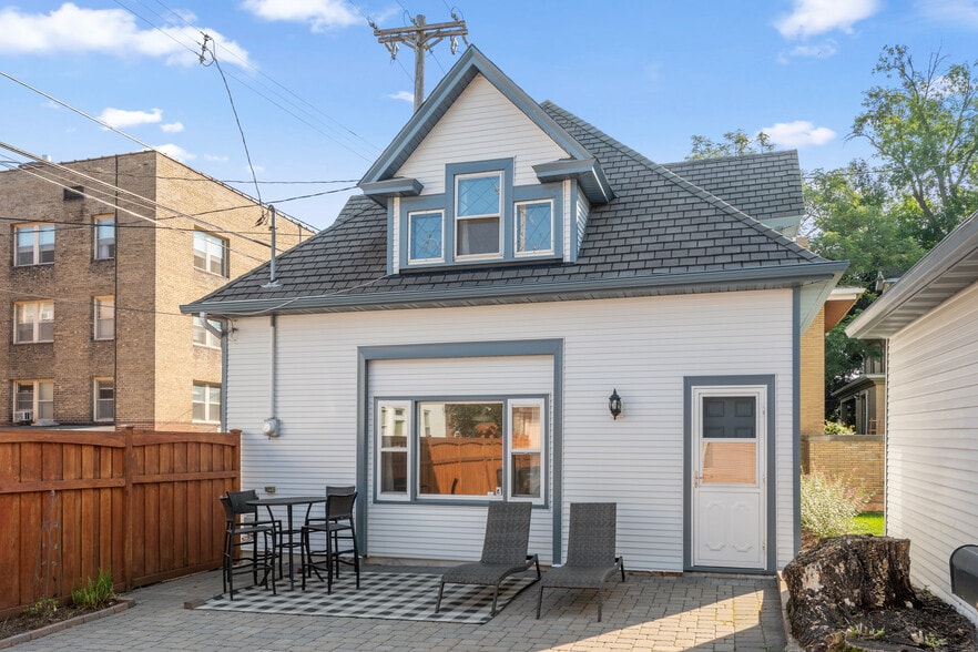 Private carriage house - 911 Lincoln Ave