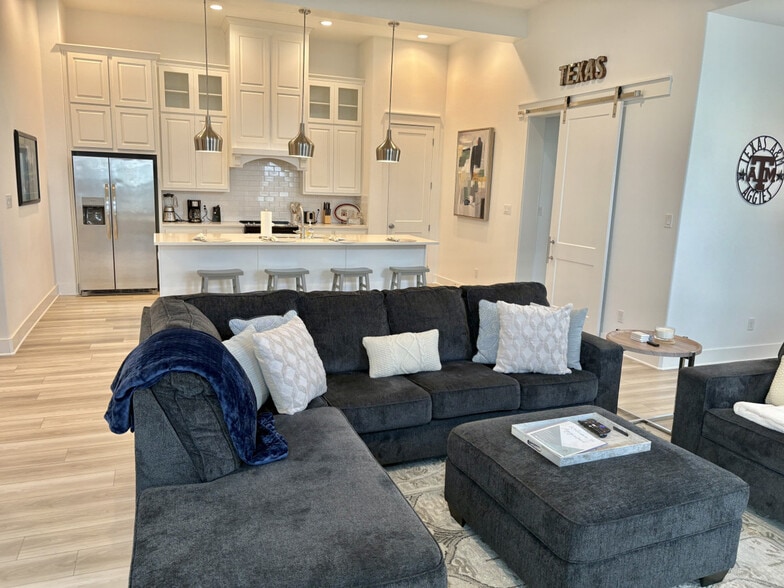 Building Photo - 5048 Mooney Fls Dr