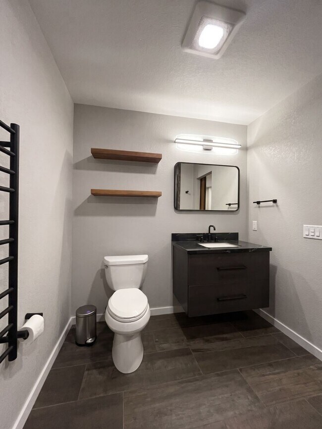 Building Photo - Furnished! In town! Walk to everything! Recently updated!