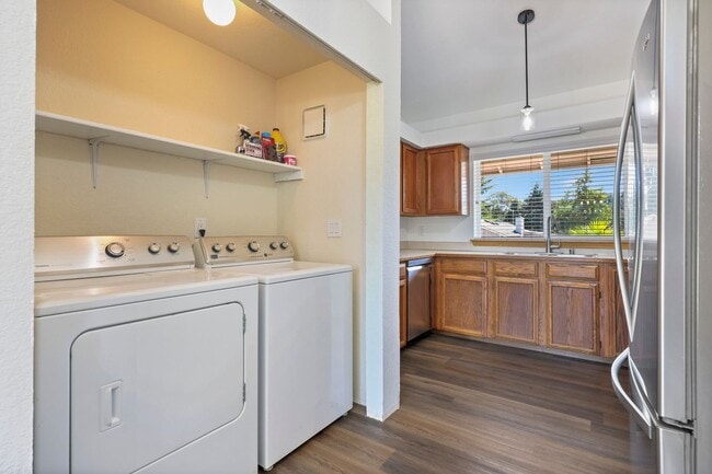 Building Photo - Move in ready - 3 bedrooms, 2 bath rambler...