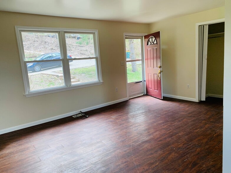 Building Photo - 2284 McKees Rocks Rd