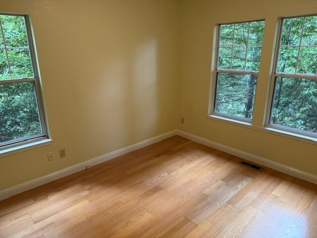 Building Photo - 14959 Drake Rd