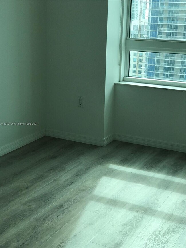 Building Photo - 950 Brickell Bay Dr