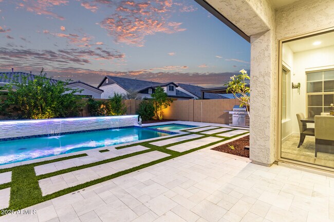 Building Photo - 2316 E Canary Dr