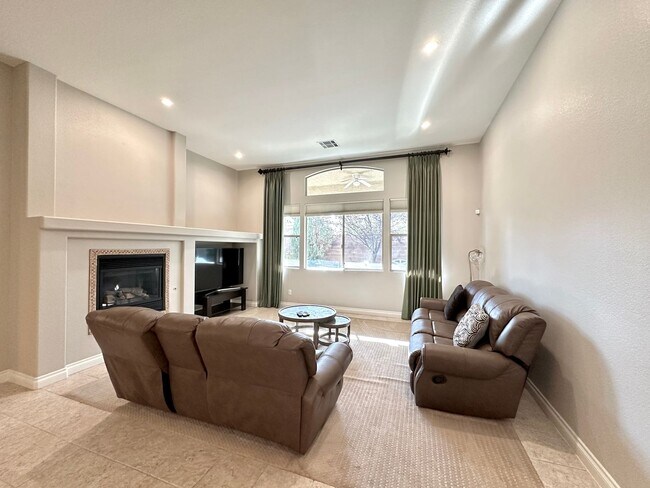 Building Photo - Glenhaven At Southern Highlands