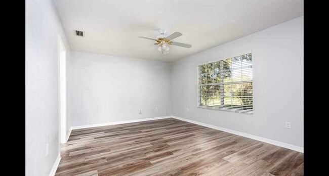 Building Photo - Bright and spacious home in Eagle Point!