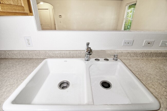 Building Photo - 598 Garnet Dr