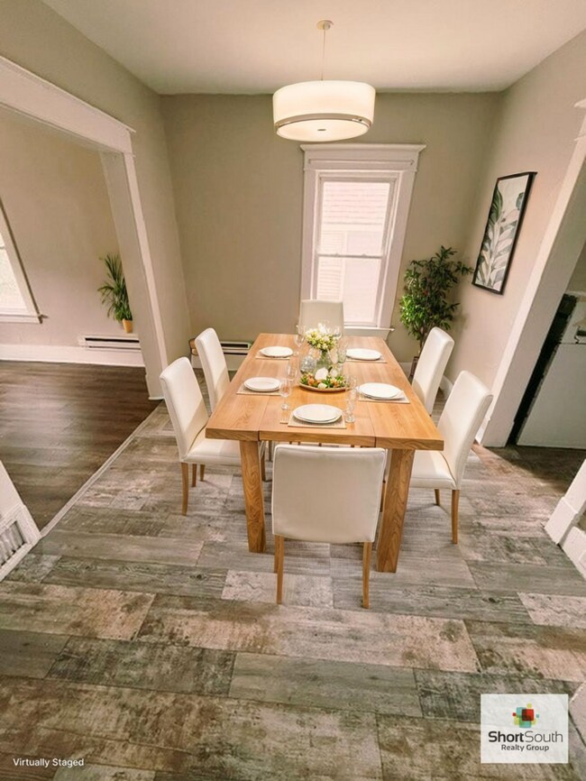 Building Photo - Updated 2 bed 1 bath upper apartment